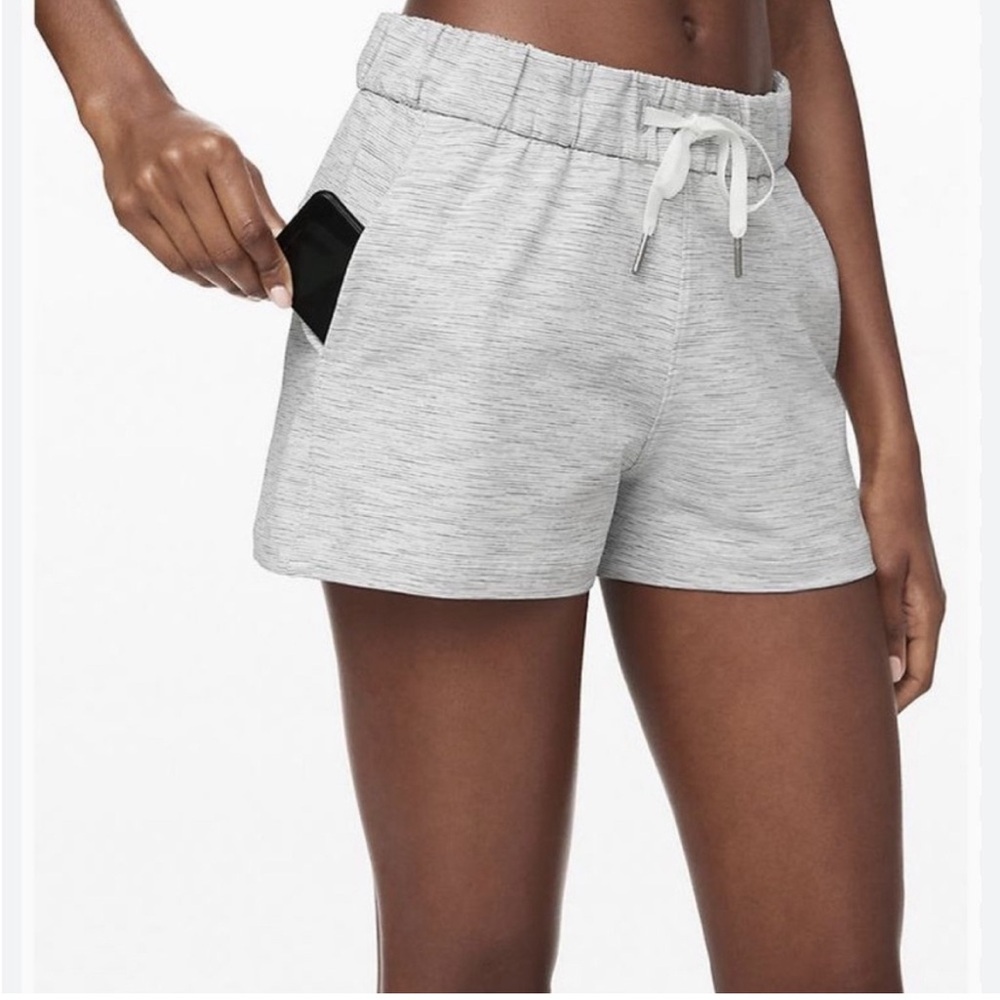 🌟 LAST CHANCE 🌟 Lululemon On The Fly Short - size 4
